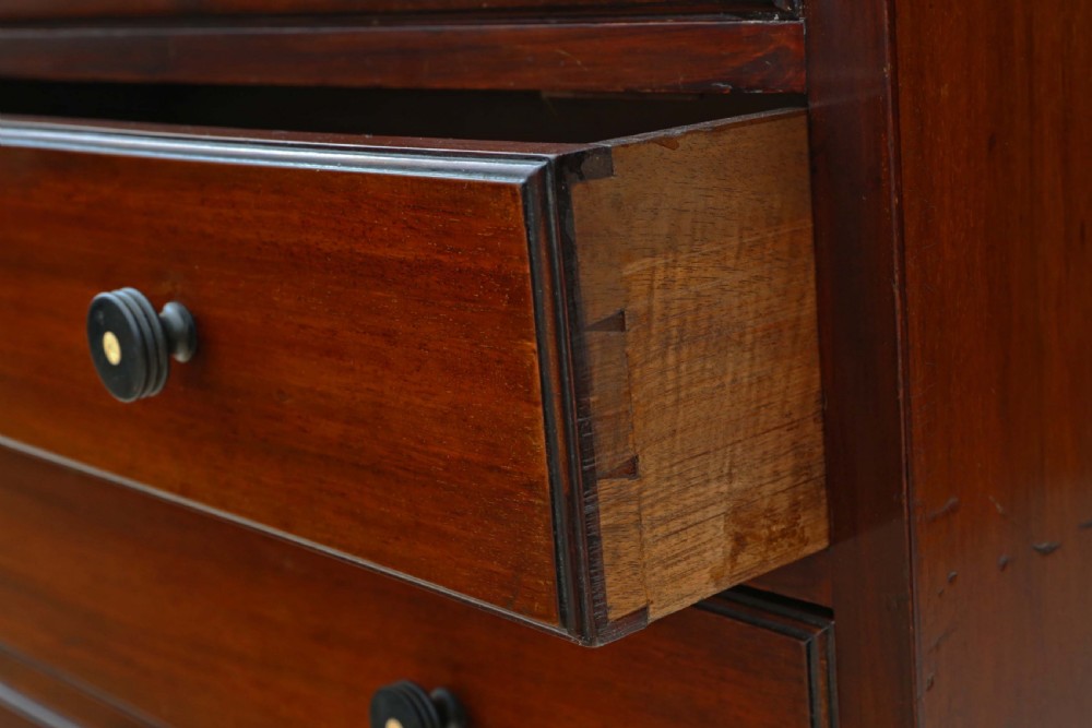 Mahogany chest of drawers View V