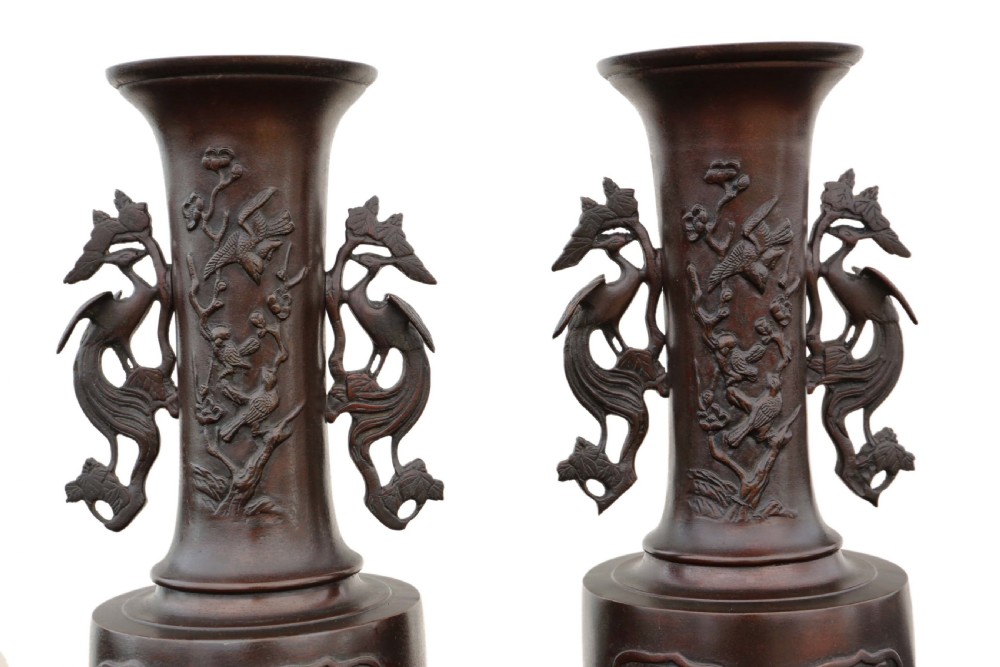 Large pair of Japanese bronze vases Meiji period  View IV