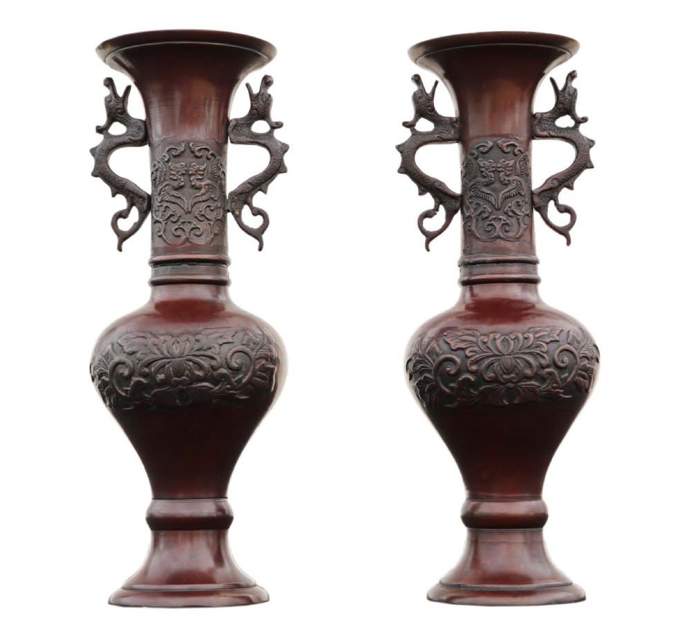 Pair of Japanese bronze vases Meiji period View III