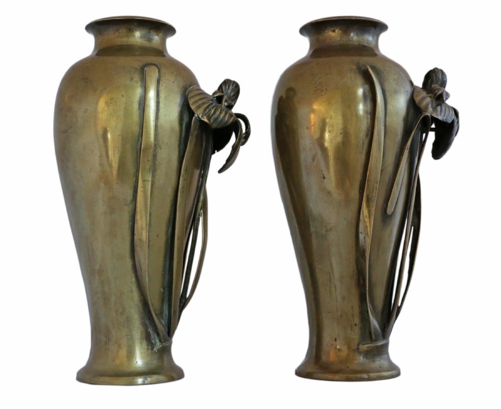 Large pair of Japanese bronze vases Meiji Period View IV