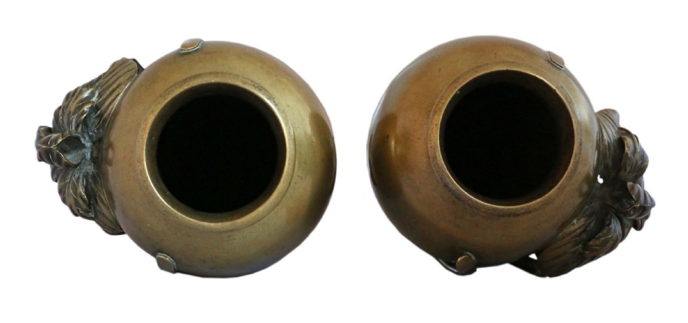 Large pair of Japanese bronze vases Meiji Period View V