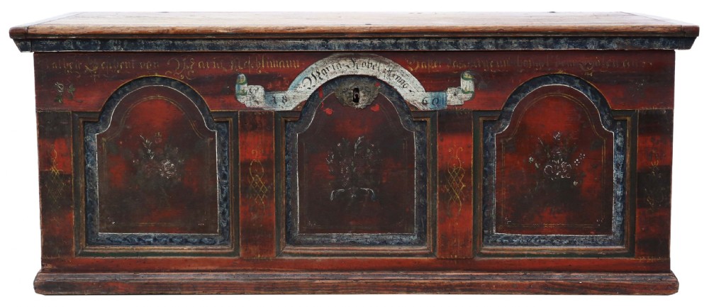 An antique rectangular wooden coffer with a natural pine lid and a red and dark green painted front featuring three arched panels with floral motifs. View II