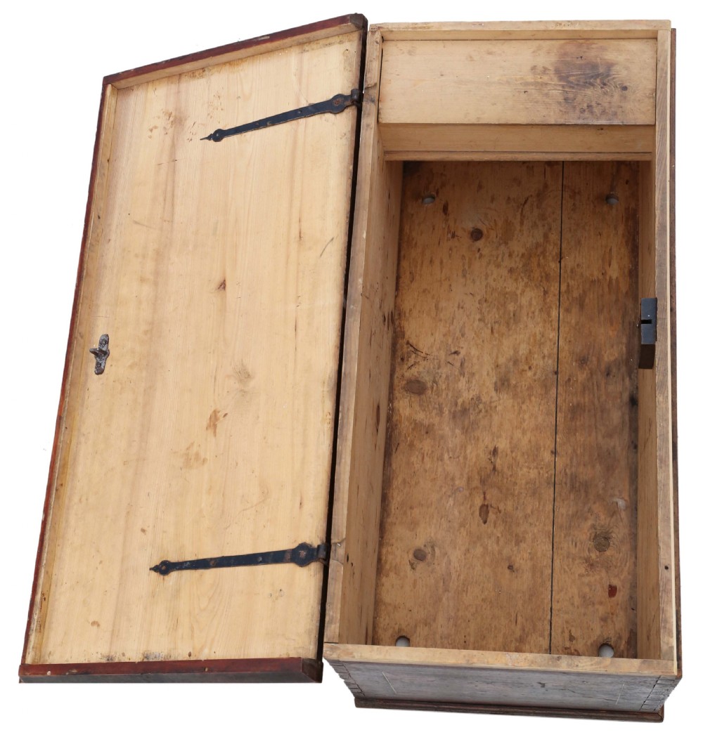 An antique rectangular wooden coffer with a natural pine lid and a red and dark green painted front featuring three arched panels with floral motifs. View III