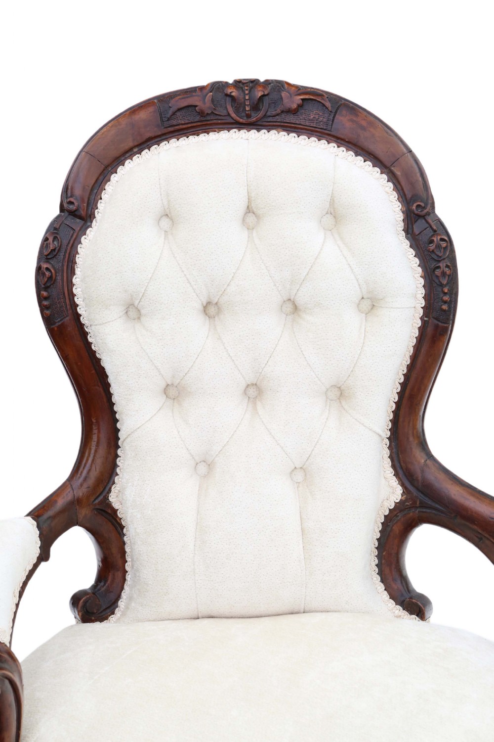 A mid-19th century Victorian carved walnut chaise longue with button-backed cream fabric upholstery, pierced floral backrest carving, and cabriole legs on castors. View IX