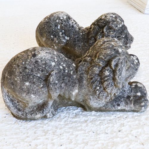 MIRRORED PAIR OF RECUMBENT LIONS IN CAST STONE - ADDITIONAL PHOTO 4