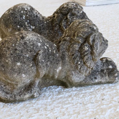 MIRRORED PAIR OF RECUMBENT LIONS IN CAST STONE - ADDITIONAL PHOTO 12