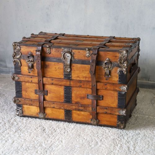 19TH CENTURY VICTORIAN PERIOD PINE TRAVELLING TRUNK CIRCA 1870 - ADDITIONAL PHOTO 2