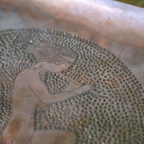 ITALIAN 1920S ART NOUVEAU BRASS SIDE TABLE WITH ENGRAVED COPPER TRAY - ADDITIONAL PHOTO 6