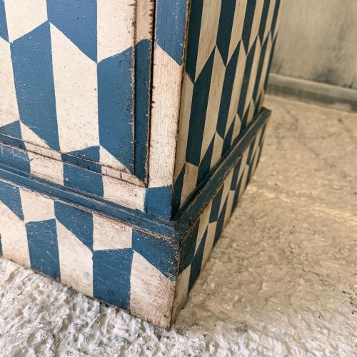 EDWARDIAN CHEST OF DRAWERS 2 OVER 2 HAND PAINTED GEOMETRIC BLUE WHITE - ADDITIONAL PHOTO 11