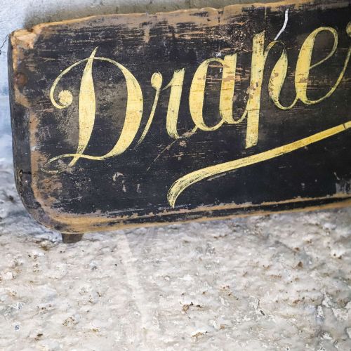EDWARDIAN MILLINER DRAPERS HANDPAINTED SHOP SIGN IN PINE EARLY 20TH CENTURY - ADDITIONAL PHOTO 4