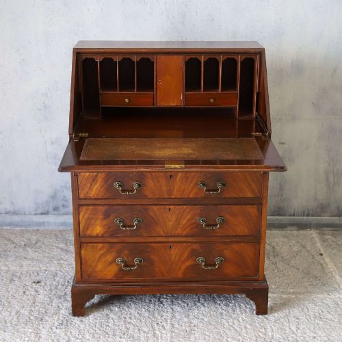 ENGLISH 1930S FLAME FRONTED MAHOGANY BUREAU WITH WARM COLOUR CHARACTER - ADDITIONAL PHOTO 2