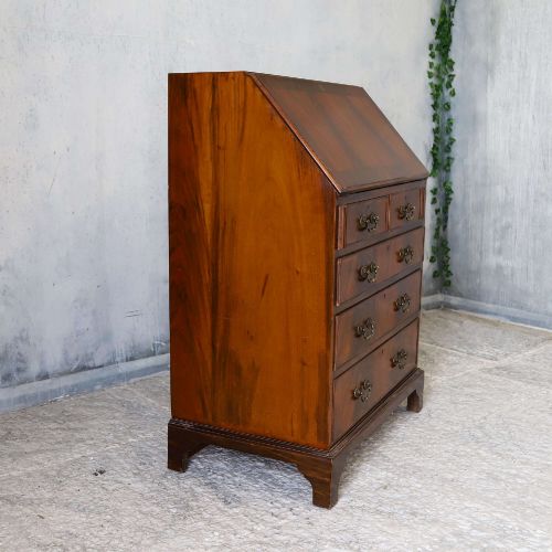 ENGLISH 1930S FLAME FRONTED MAHOGANY BUREAU WITH WARM COLOUR CHARACTER - ADDITIONAL PHOTO 13
