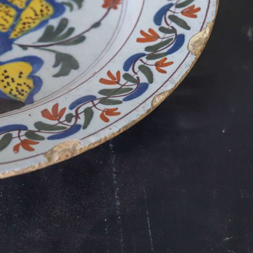 ENGLISH POLYCHROME DELFTWARE CHARGER C1760 WITH HANDPAINTED FLORAL DECORATION - ADDITIONAL PHOTO 5