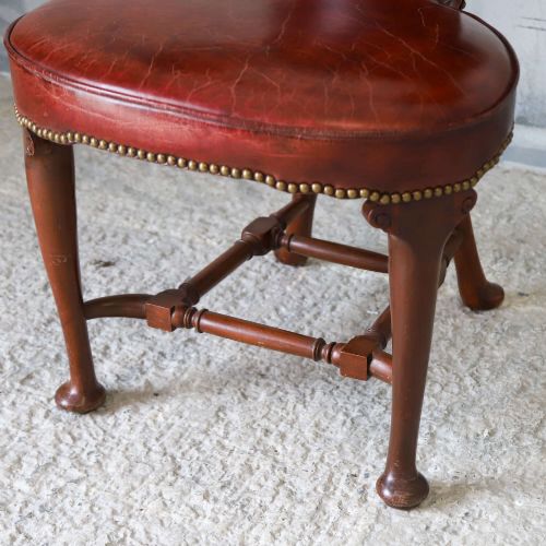 UNUSUAL SHERATON DESIGN READING CHAIR IN RED LEATHER ENGLISH CIRCA 1890 - ADDITIONAL PHOTO 4