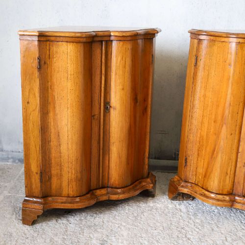 18TH CENTURY ITALIAN WALNUT CORNER CUPBOARDS MATCHING PAIR - ADDITIONAL PHOTO 2
