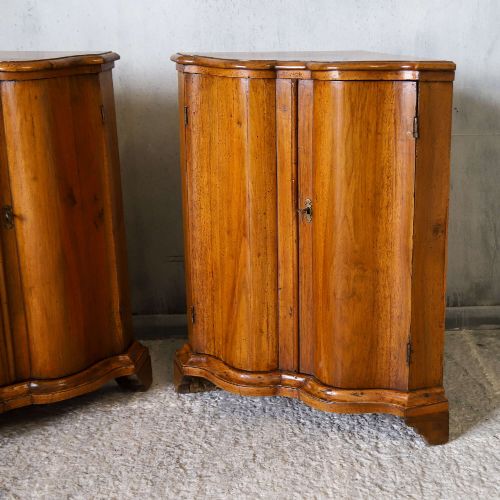 18TH CENTURY ITALIAN WALNUT CORNER CUPBOARDS MATCHING PAIR - ADDITIONAL PHOTO 3