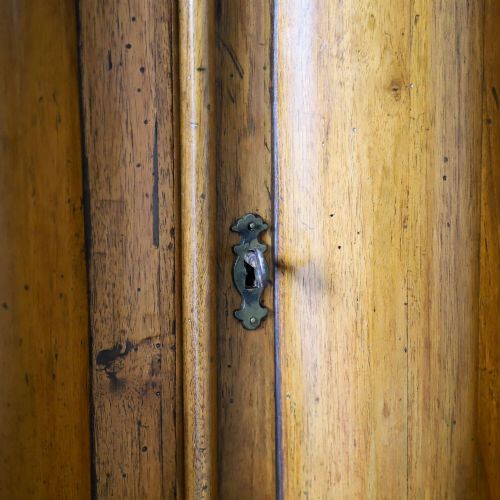 18TH CENTURY ITALIAN WALNUT CORNER CUPBOARDS MATCHING PAIR - ADDITIONAL PHOTO 6