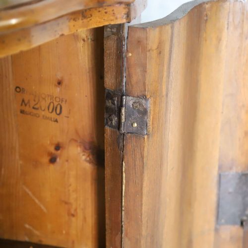 18TH CENTURY ITALIAN WALNUT CORNER CUPBOARDS MATCHING PAIR - ADDITIONAL PHOTO 9