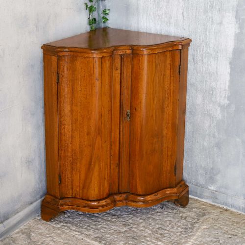 18TH CENTURY ITALIAN WALNUT CORNER CUPBOARDS MATCHING PAIR - ADDITIONAL PHOTO 12