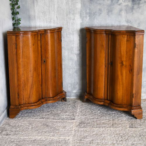 18TH CENTURY ITALIAN WALNUT CORNER CUPBOARDS MATCHING PAIR - ADDITIONAL PHOTO 13