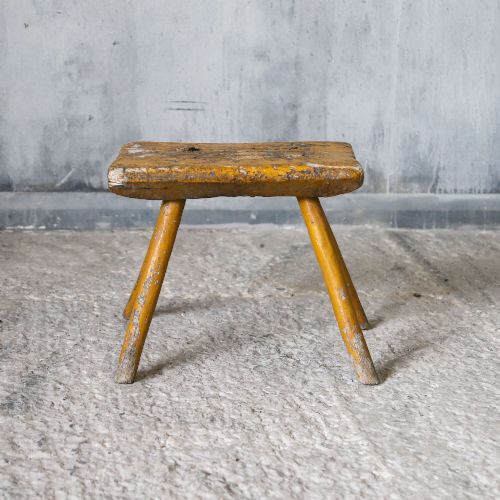19TH CENTURY EASTERN EUROPEAN MILKING STOOL IN ORIGINAL OCHRE PAINT - ADDITIONAL PHOTO 1