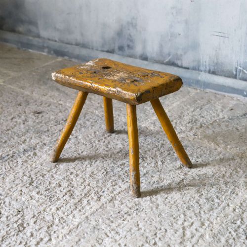 19TH CENTURY EASTERN EUROPEAN MILKING STOOL IN ORIGINAL OCHRE PAINT - ADDITIONAL PHOTO 3