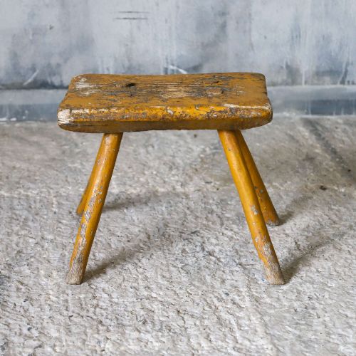 19TH CENTURY EASTERN EUROPEAN MILKING STOOL IN ORIGINAL OCHRE PAINT - ADDITIONAL PHOTO 6