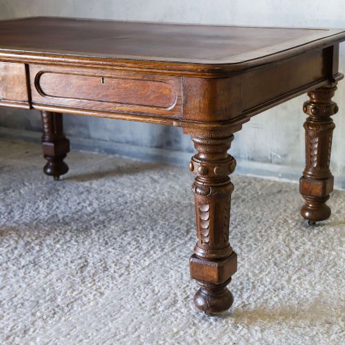 19TH CENTURY ENGLISH OAK GOTHIC REVIVAL LIBRARY TABLE WITH LEATHER WRITING SURFACE - ADDITIONAL PHOTO 3