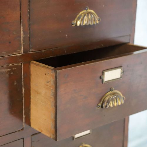 ANTIQUE MAHOGANY BANK OF DRAWERS WITH ORIGINAL SHELL PULLS LABEL HOLDERS C1910 - ADDITIONAL PHOTO 4