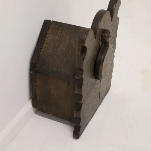 17TH18TH CENTURY BRITISH OAK SALT BOX WITH ORIGINAL IRON HARDWARE RED PAINT TRACES - ADDITIONAL PHOTO 4