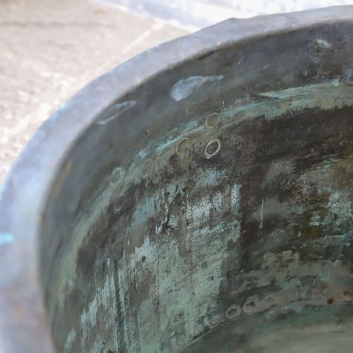 EXTRALARGE 19TH CENTURY ENGLISH COPPER PLANTER HANDRIVETED WITH RICH NATURAL PATINA - ADDITIONAL PHOTO 4