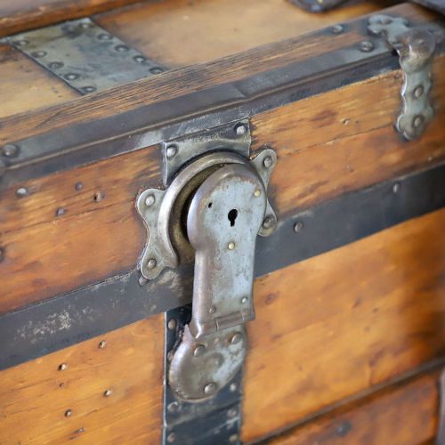 19TH CENTURY VICTORIAN PERIOD PINE TRAVELLING TRUNK CIRCA 1870 - ADDITIONAL PHOTO 5