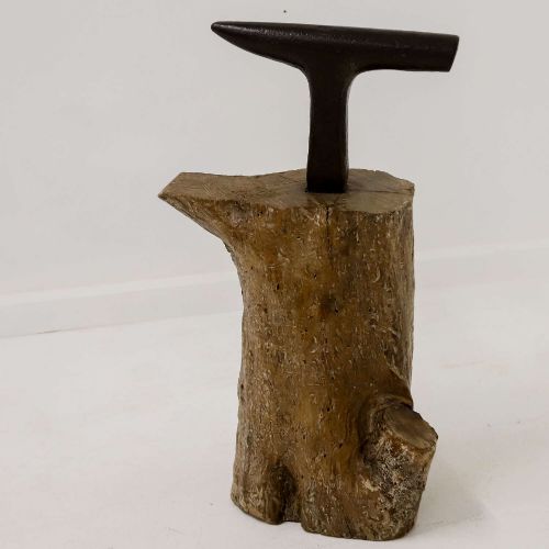 19TH C BRITISH FARRIERS ANVIL MOUNTED ON FRUITWOOD TRUNK SCULPTURAL VERNACULAR PIECE - ADDITIONAL PHOTO 1