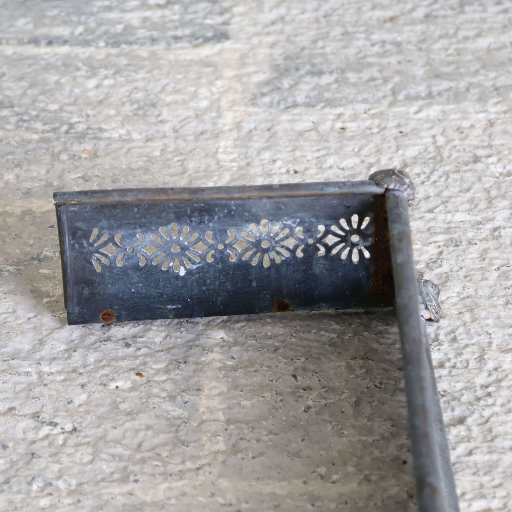 An English Art Nouveau fireplace fender constructed from brass and steel featuring a continuous pierced daisy motif. View VIII