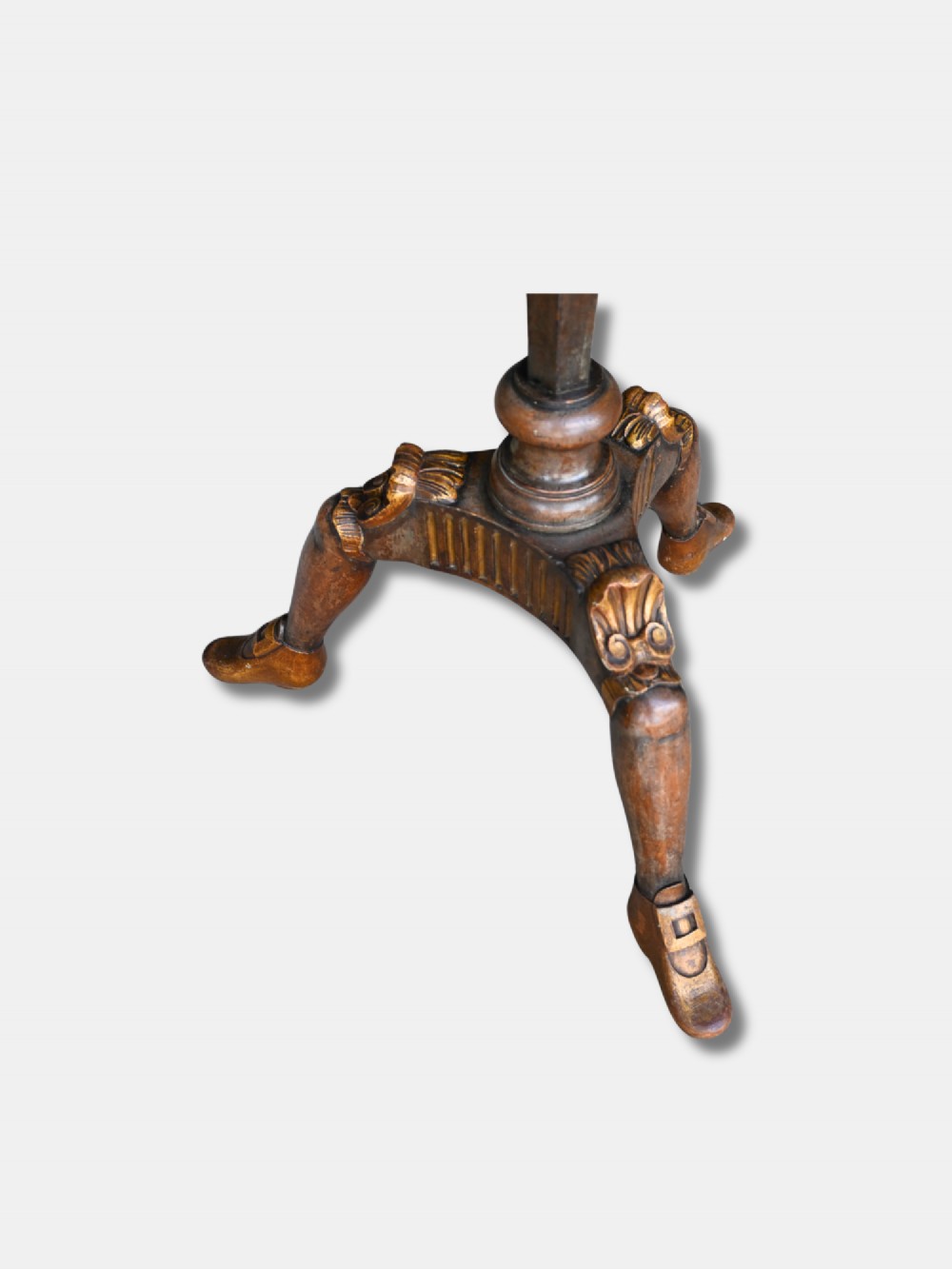 A c. 1920 English turned walnut standard lamp featuring carved parcel-gilt accents and a tripod base with shaped feet. View IV