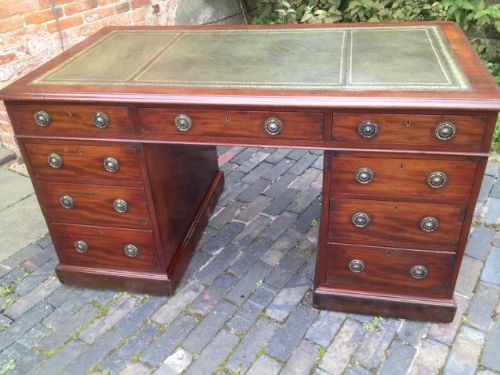 Antique Victorian Pedestal Desk in Mahogany