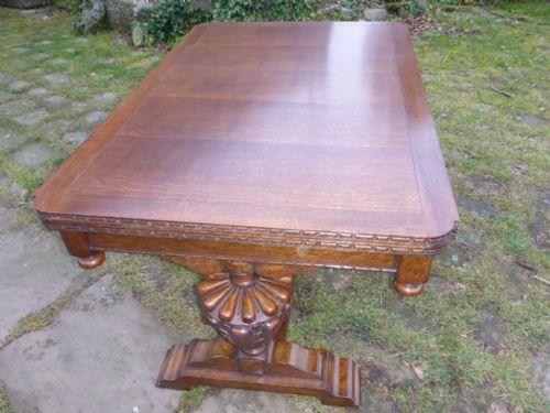 Superb Extending Dining Table in Oak Seats 8 Antique