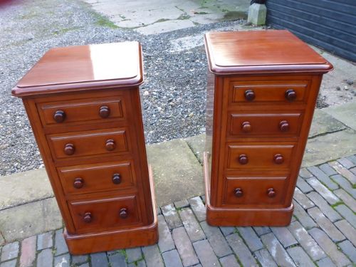 Good Pair of Victorian Bedside Chests in Mahogany