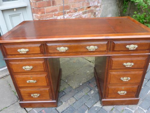 Victorian Pedestal Desk in Walnut