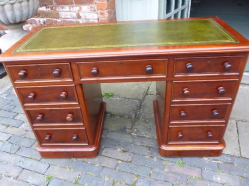 Victorian Kneehole Desk in Mahogany
