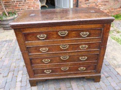 Early 18th Century Chest of Drawers in Oak