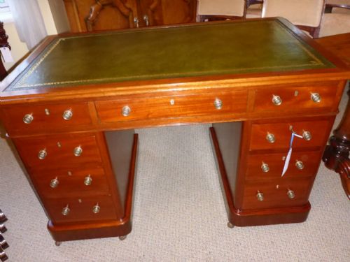 Antique Victorian Pedestal Desk in Mahogany