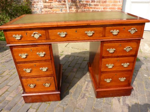 Victorian Pedestal Desk in Walnut