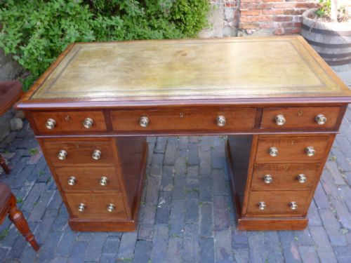 Very Good Quality Victorian Pedestal Desk in Mahogany