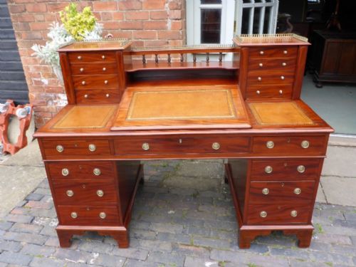 Superb Victorian Pedestal Desk in Mahogany