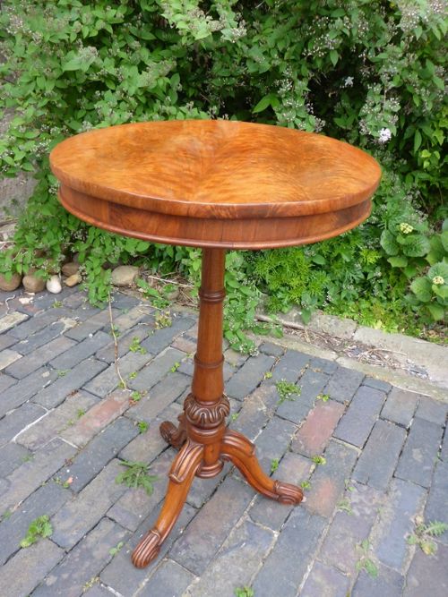 High Quality Victorian Pedestal Tripod Table in Mahogany