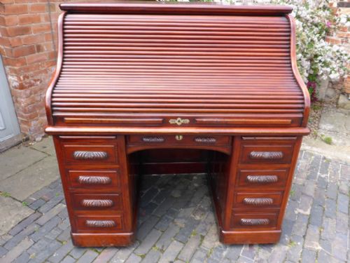 Very Good Roll Top Desk in Mahogany