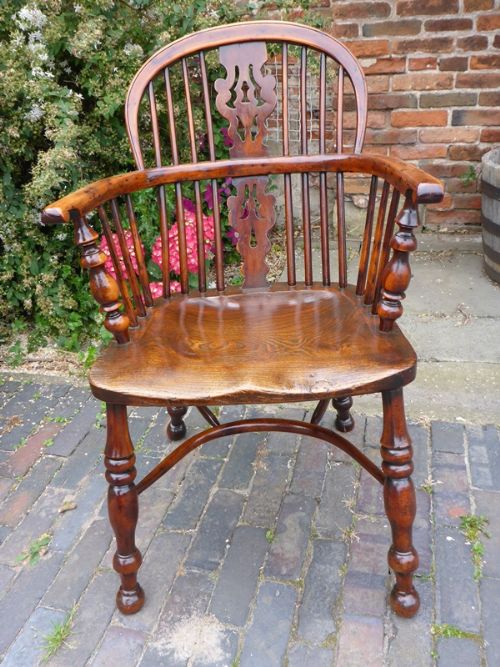 Very Good Yew Wood Windsor Armchair Low