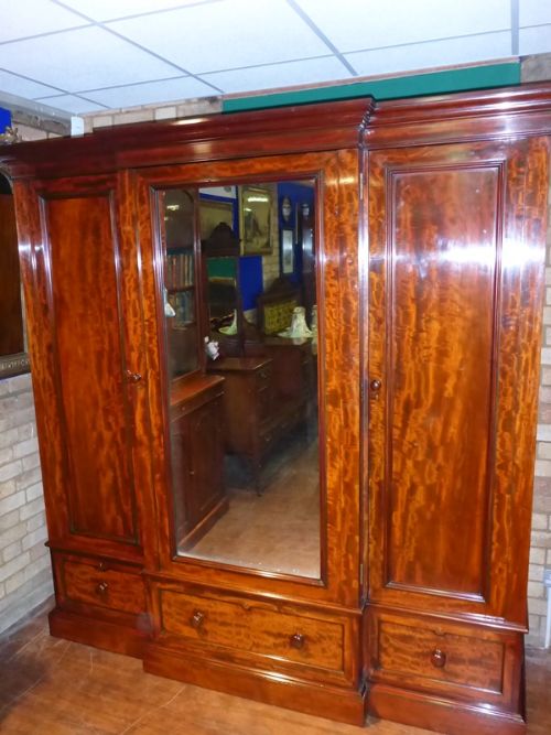 Super Quality Victorian 3 Door Wardrobe in Mahogany