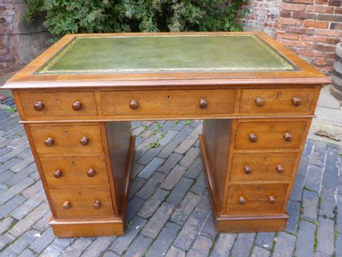 Good Victorian Pedestal Desk in Oak